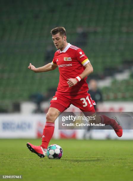Robin Knoche of 1. FC Union Berlin runs with the ball during the Bundesliga match between SV Werder Bremen and 1. FC Union Berlin at Wohninvest...