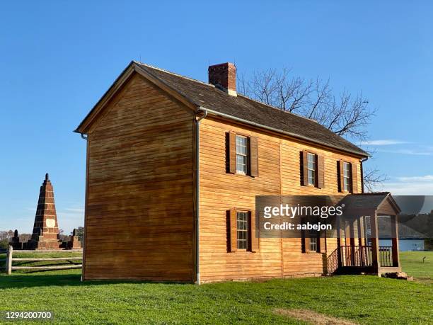 monument and farmhouse at battle of manassas - chantilly stock pictures, royalty-free photos & images