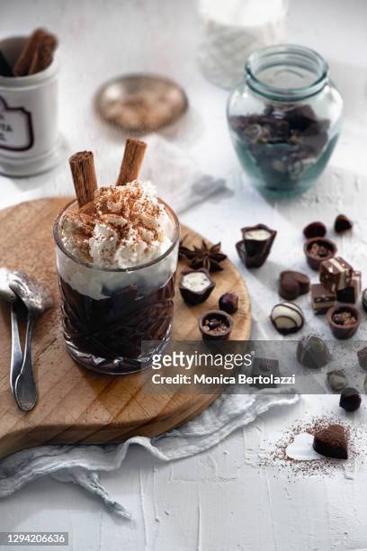 hot chocolate in glass with whipped cream and praline - soirée mousse stock-fotos und bilder