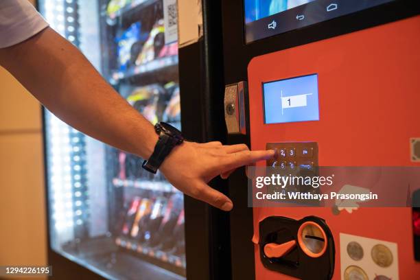 buying with a vending machine - vending machine 個照片及圖片檔