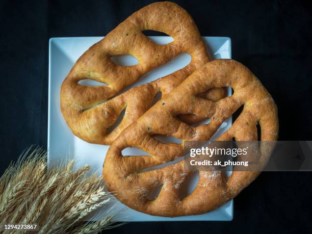 olive fougasse - fougasse photos et images de collection