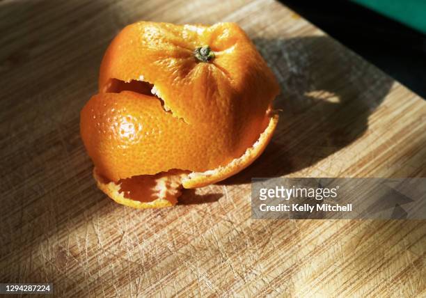 rustic orange peel - éplucher photos et images de collection