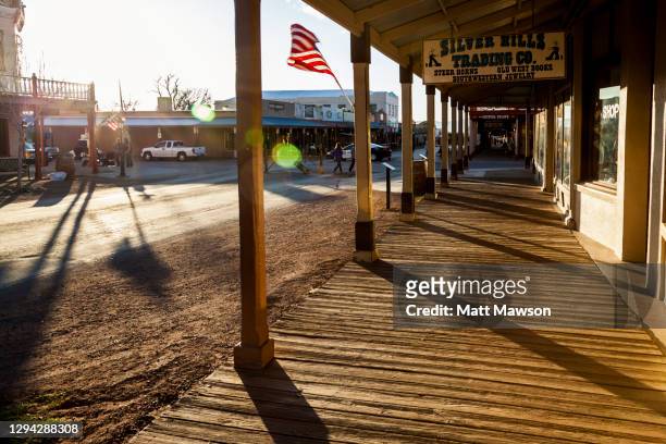 the town of tombstone in souther arizona - tombstone foto e immagini stock