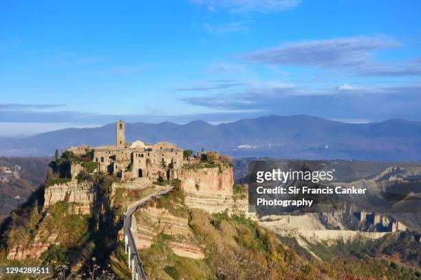 medieval cityscape of civita di bagnoregio in lazio, italy - provinz viterbo stock-fotos und bilder