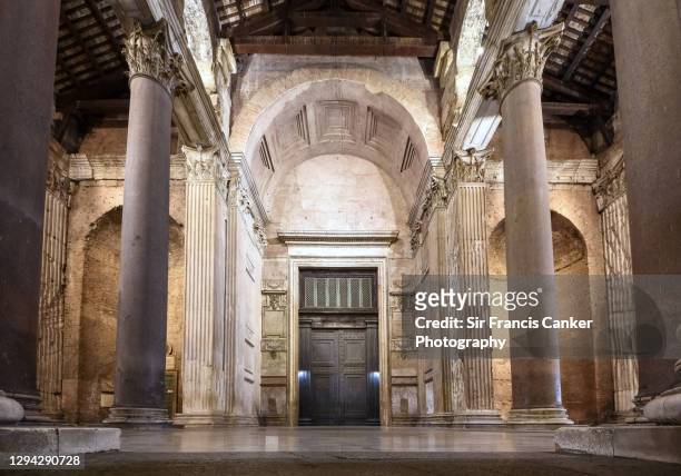 close up image of the rome pantheon facade with ancient roman gate illuminated at night in rome, lazio, italy - pantheon roma foto e immagini stock