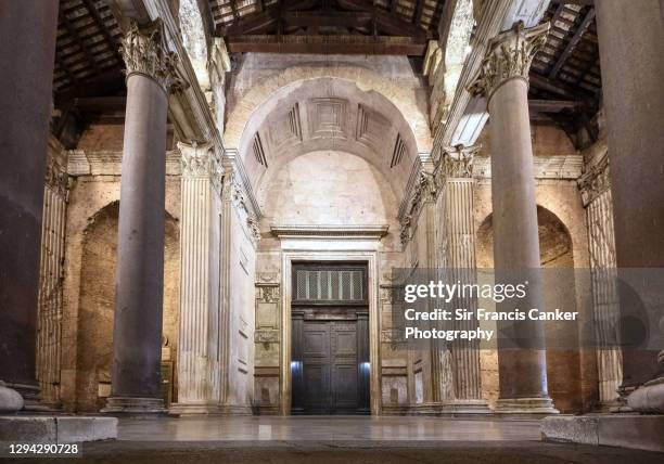 close up image of the rome pantheon facade with ancient roman gate illuminated at night in rome, lazio, italy - pantheon rome stockfoto's en -beelden