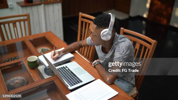 vitiligo joven en clase de video estudiando en casa - plano fijo fotografías e imágenes de stock