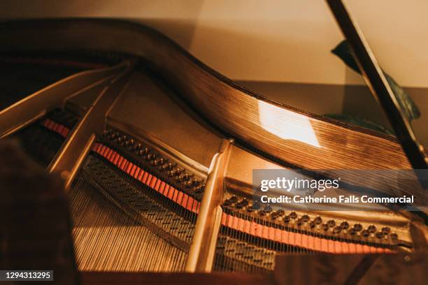 close up of the inner workings of a wooden baby grand piano - restauratiestijl stockfoto's en -beelden