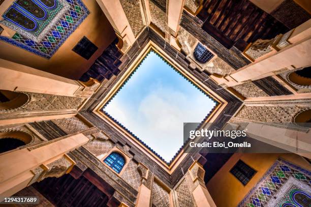 interior para riad o patio interior en la medina de marrakech, marruecos - marrakech fotografías e imágenes de stock