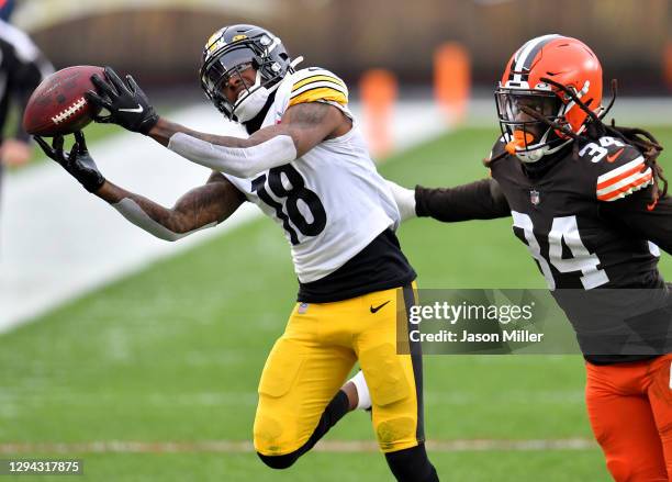 Diontae Johnson of the Pittsburgh Steelers catches a pass against Robert Jackson of the Cleveland Browns in the second quarter at FirstEnergy Stadium...