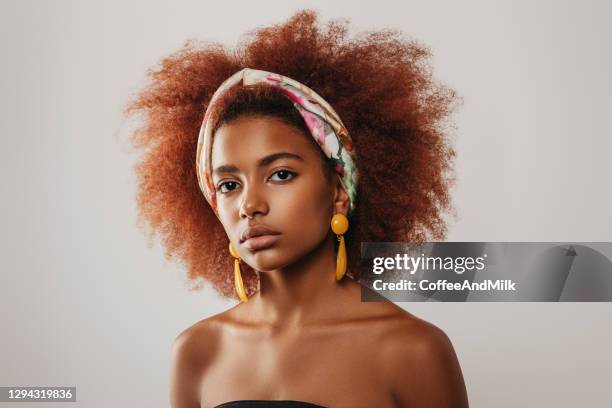 mooi afromeisje met oorbellen - scarf isolated stockfoto's en -beelden