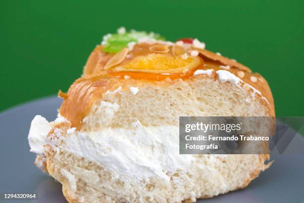 cream cake - roscon de reyes stock pictures, royalty-free photos & images