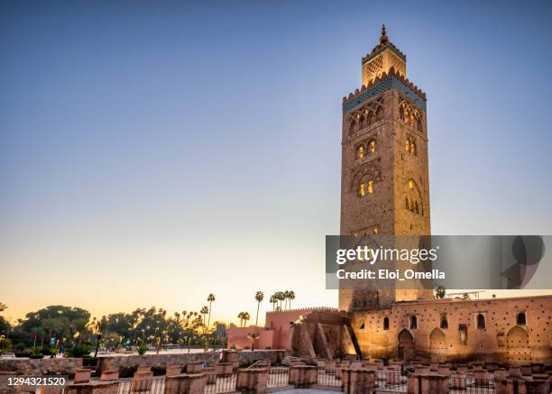 koutoubia moschee am morgen, marrakesch, marokko - marokko marrakesh stock-fotos und bilder