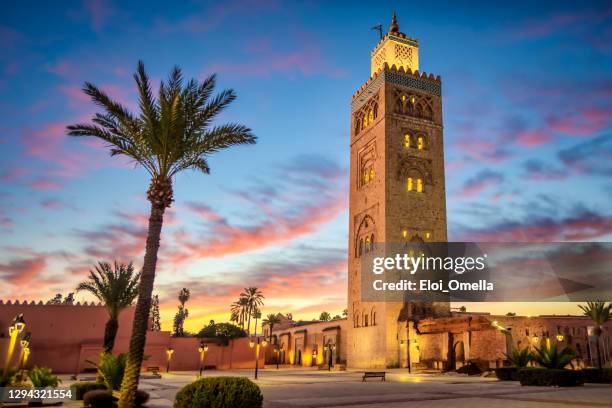 mezquita de koutoubia por la mañana, marrakech, marruecos - minarete fotografías e imágenes de stock