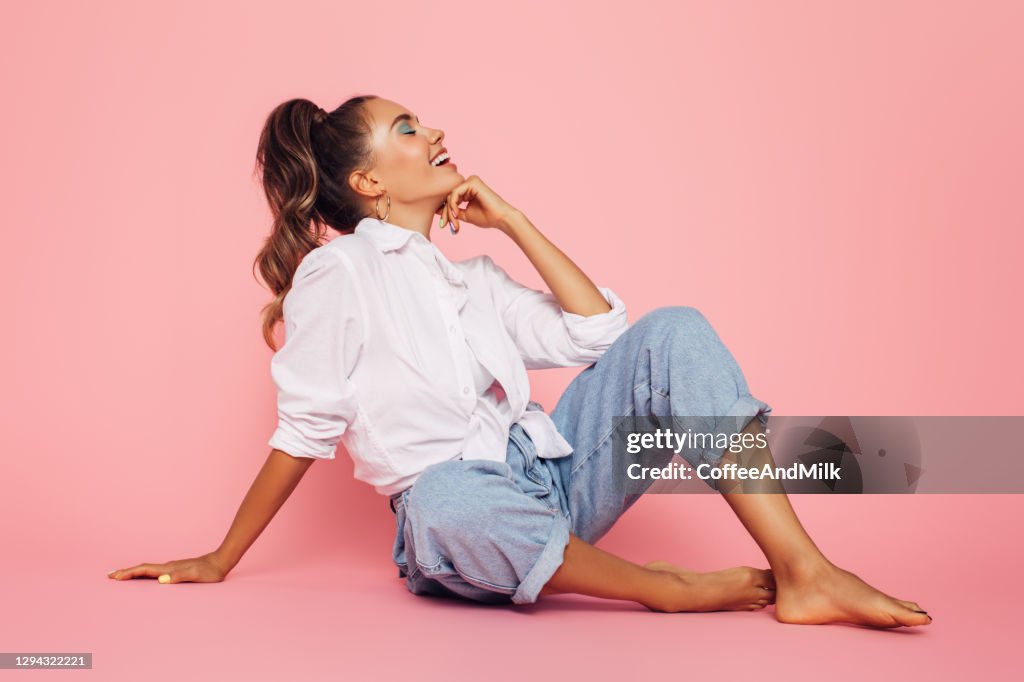 Belle femme dans le studio