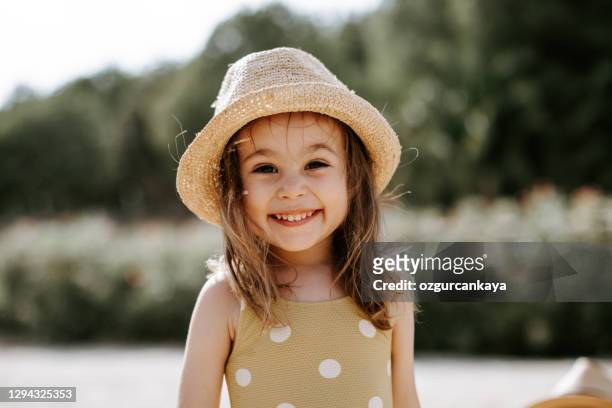 kleines mädchen mit strandspaß - young girl swimsuit stock-fotos und bilder