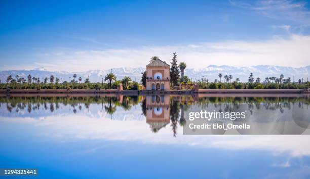 saadian pavillon, menara gärten und atlas in marrakesch, marokko, afrika - morocco stock-fotos und bilder