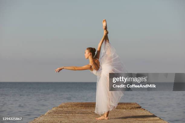 teenage mädchen tanzen am strand - ballerinas stock-fotos und bilder
