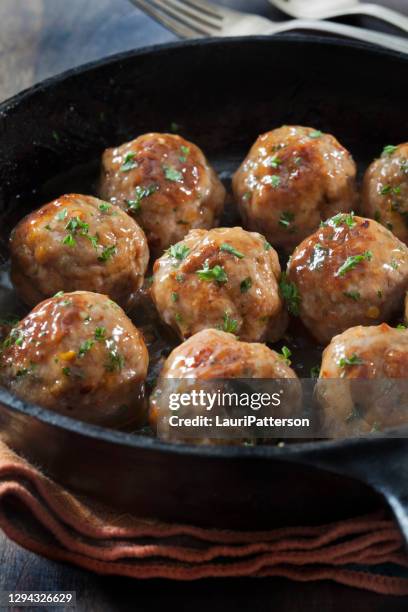 boulettes de poulet aigres-douces - boulette de viande photos et images de collection