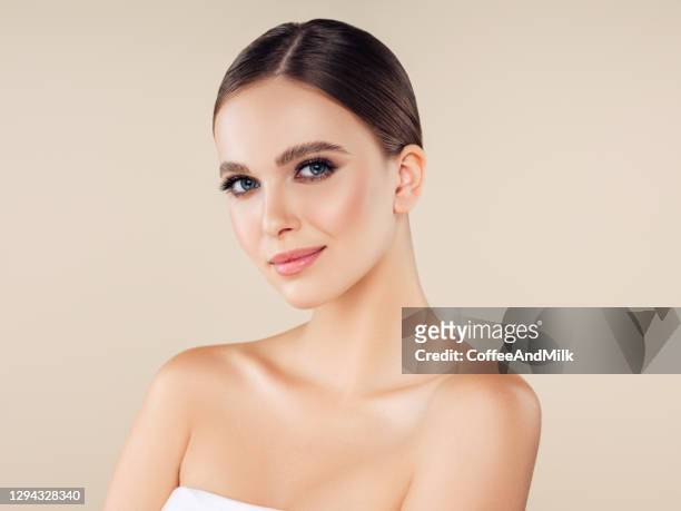 mujer con maquillaje natural - mujeres hermosas fotografías e imágenes de stock