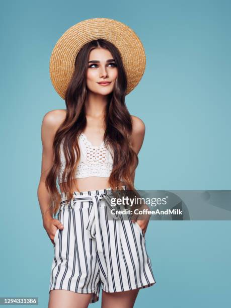 hermosa chica usando sombrero - pantalón corto fotografías e imágenes de stock