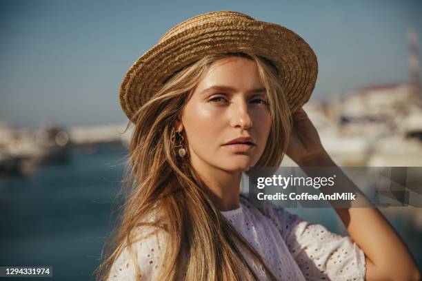 mujer caminando por el puerto deportivo - mujeres hermosas fotografías e imágenes de stock