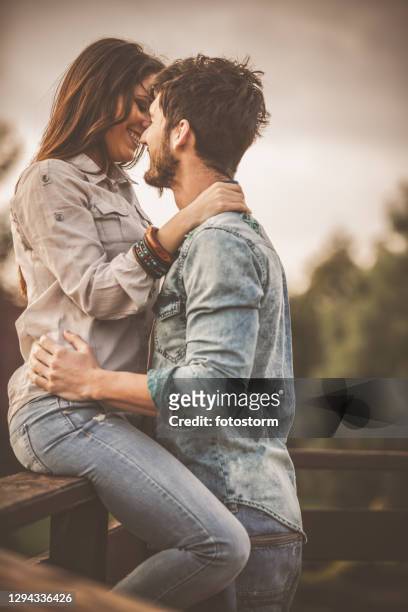 coppia civettuola che sta per baciarsi - seduzione foto e immagini stock