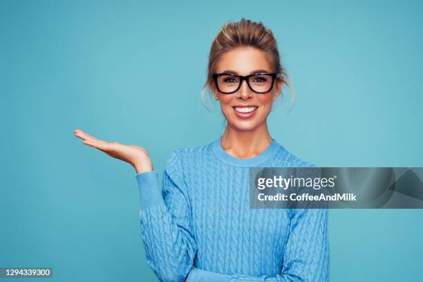 close-upportret van glimlachende vrouw die uw product presenteert - one finger stockfoto's en -beelden