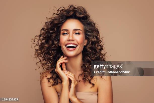 jovem linda mulher - curly hair - fotografias e filmes do acervo