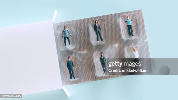 mensen gevangen in blister pack zoals geneeskunde capsules - mannequin stockfoto's en -beelden