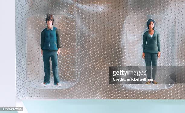zwei personen durch plastikschild in blisterpackung voneinander isoliert - blister pack stock-fotos und bilder