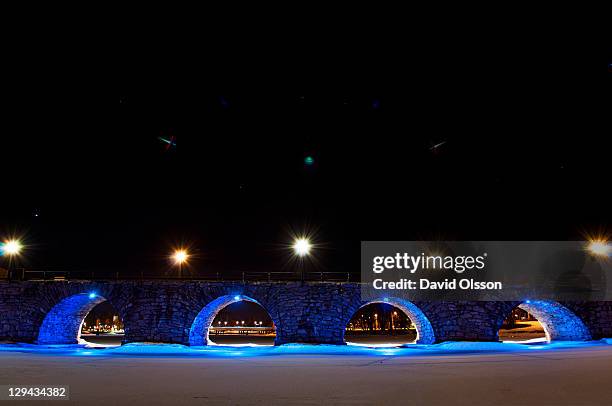 old stone bridge in karlstad by night - karlstad imagens e fotografias de stock