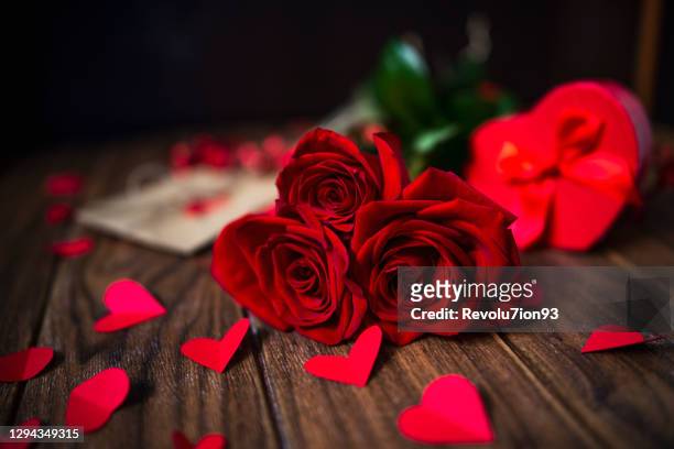 regalo di san valentino con rose rosse su sfondo legno scuro - legno rosa foto e immagini stock