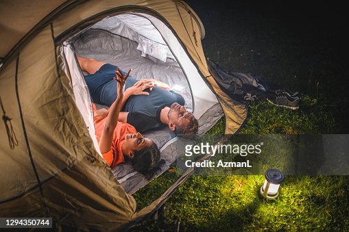 Pareja De Camping Relajada Acostada En La Tienda Y Mirando A Las Estrellas  Foto de stock - Getty Images