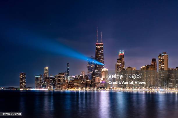 downtown chicago skyline bei nacht - chicago illinois stock-fotos und bilder