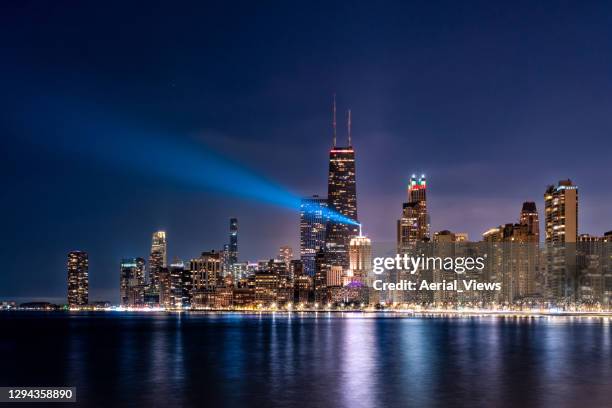 downtown chicago skyline at night - chicago fotografías e imágenes de stock