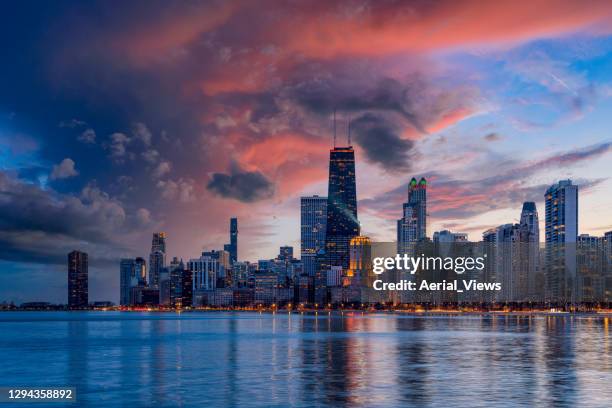 chicago skyline at blue hour - televisão de alta definição imagens e fotografias de stock