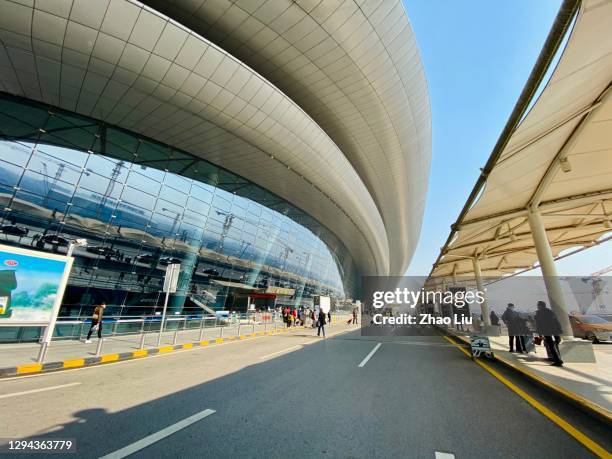 terminal 2 des internationalen flughafens nanning, china - nanning stock-fotos und bilder