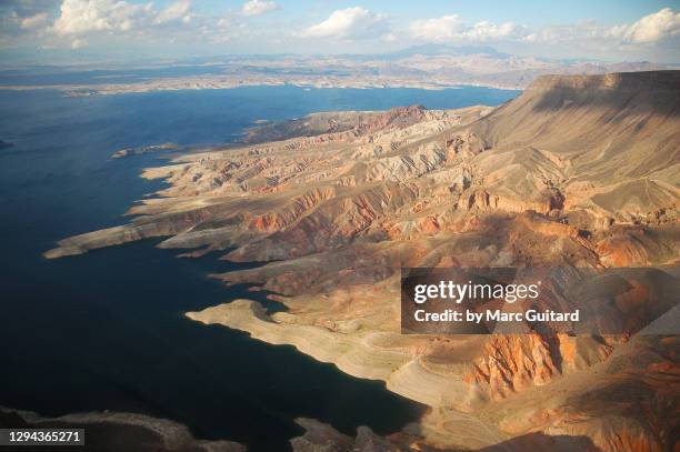 rugged shoreline of lake mead, arizona, usa - lake mead national recreation area stockfoto's en -beelden