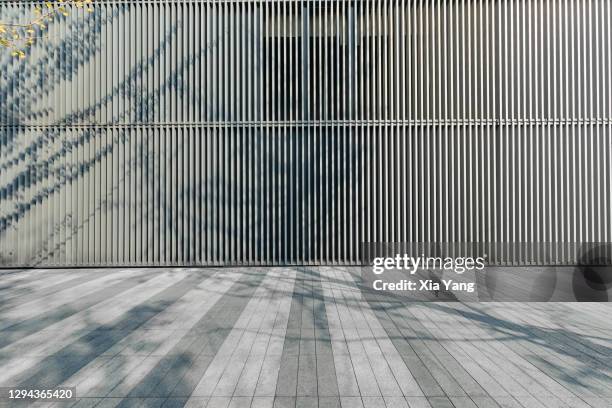 empty ground in front of modern office building - car front view foto e immagini stock