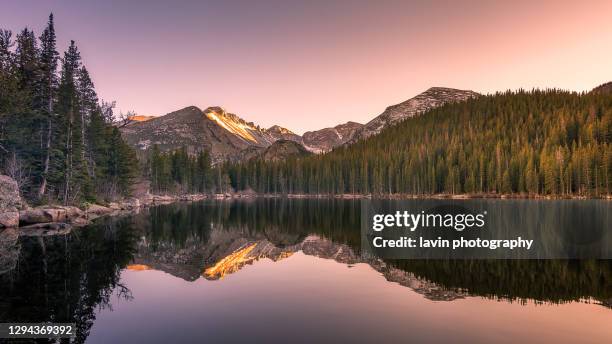 reflejos rocosos del lago del parque estatal de la montaña - lagos state fotografías e imágenes de stock