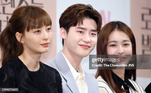 Romance Is A Bonus Book Jung Yoo-jin Lee Yoo Jin (Actress) Photos and Premium High Res Pictures - Getty Images