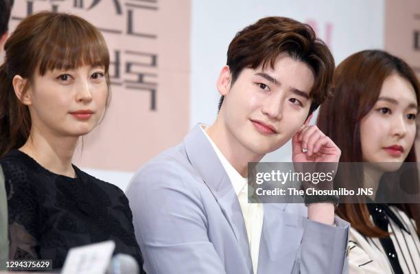 Romance Is A Bonus Book Jung Yoo-jin Lee Yoo Jin (Actor) Photos and Premium High Res Pictures - Getty Images