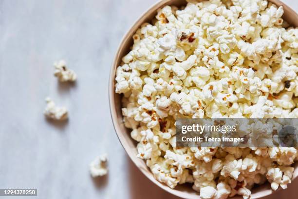 bowl of popcorn viewed from above - popcorn photos et images de collection