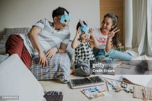 ik hou van konijn, weinig schattig zei met haar vader en zus tijdens het spelen van spel samen-stock foto - rabbit mask stockfoto's en -beelden