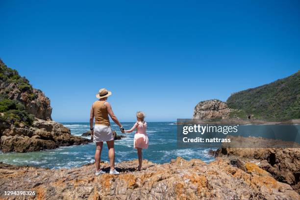 mutter und tochter genießen den blick über die wasserbucht - knysna stock-fotos und bilder