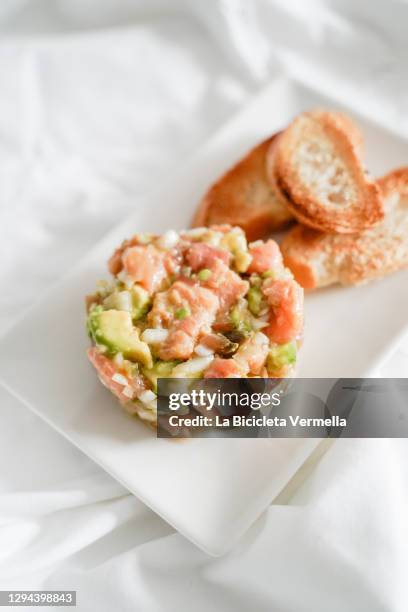 salmon tartare with toast - filet americain stockfoto's en -beelden