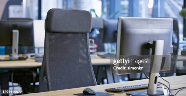 blick auf leeres callcenter-büro - leerer schreibtisch stock-fotos und bilder