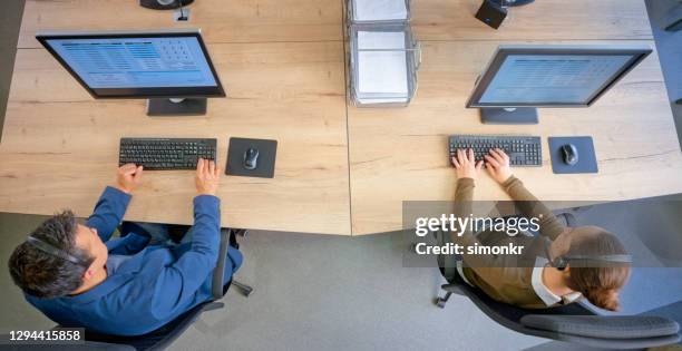 kundendienstmitarbeiter im callcenter - mouse pad stock-fotos und bilder