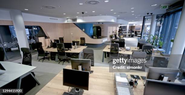 blick auf leeres callcenter-büro - leerer schreibtisch stock-fotos und bilder